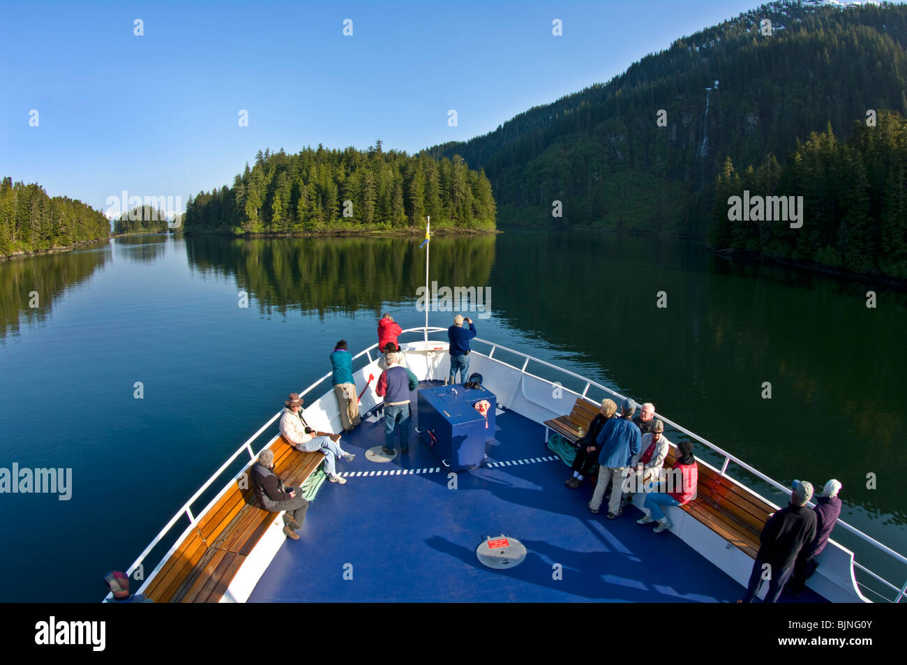 Petit bateau met en arc en de magnifiques Patterson Inlet en Alaska Banque D'Images