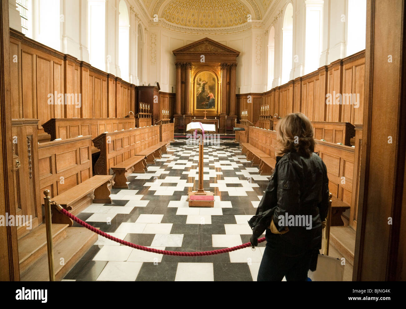 Un touriste dans la chapelle, Clare College, université de Cambridge, Cambridge, Royaume-Uni Banque D'Images