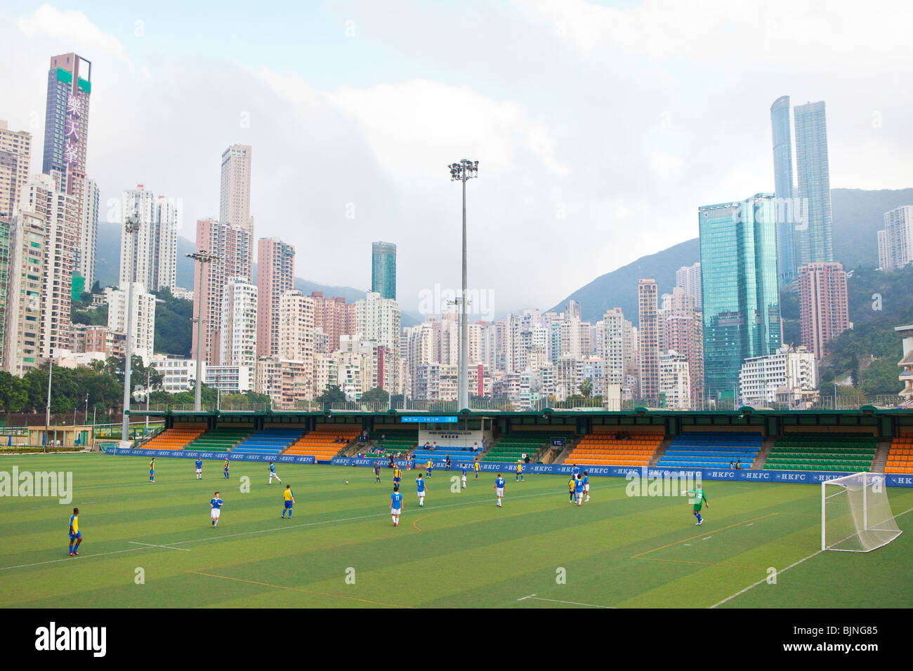 Un match de football se joue sur un emplacement à l'intérieur de la Vallée Heureuse Racing Course, Hong Kong Banque D'Images
