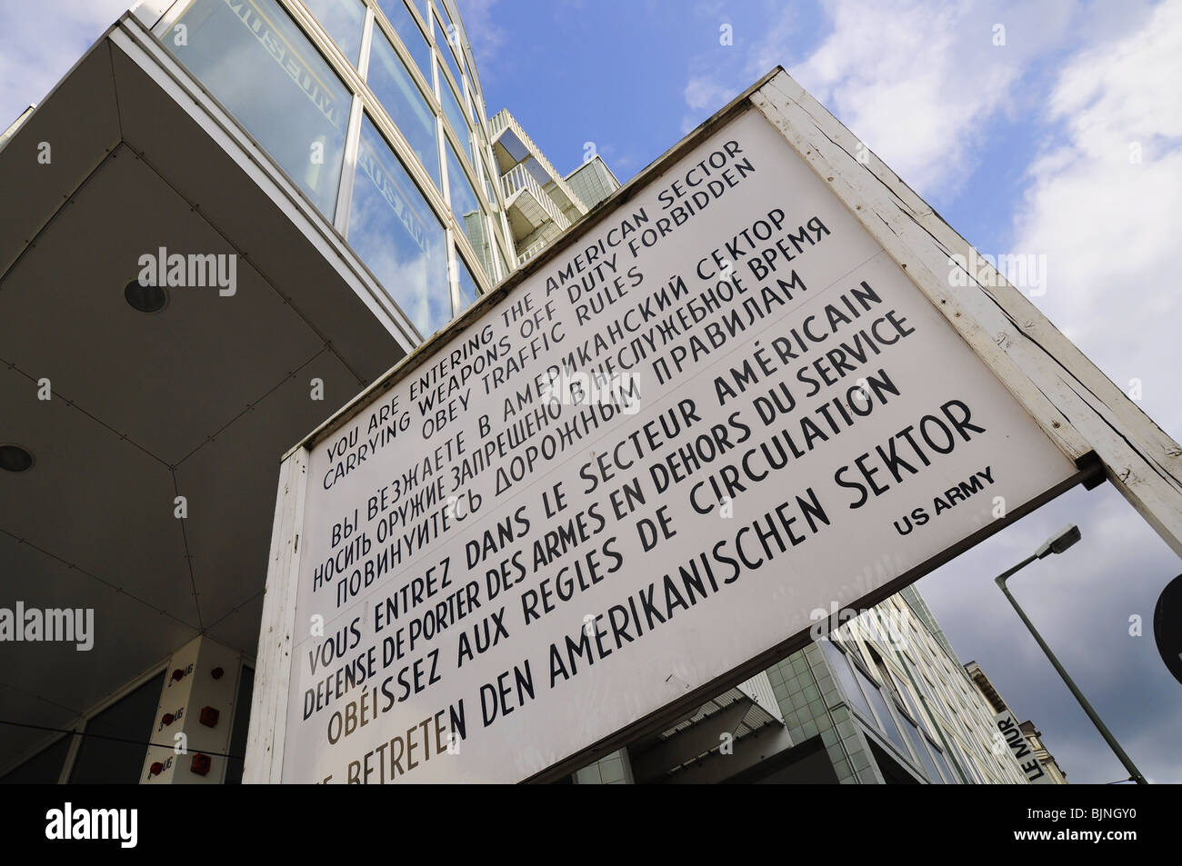 Panneau indiquant le secteur américain de Berlin Checkpoint Charlie Banque D'Images