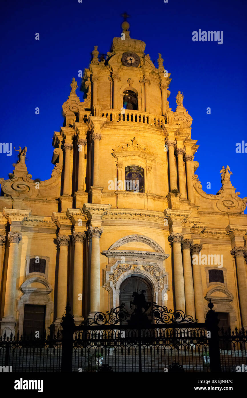 La cathédrale baroque de St George conçu par Rosario Gagliardi , Plaza Duomo, Ragusa Ibla, la Sicile. Banque D'Images