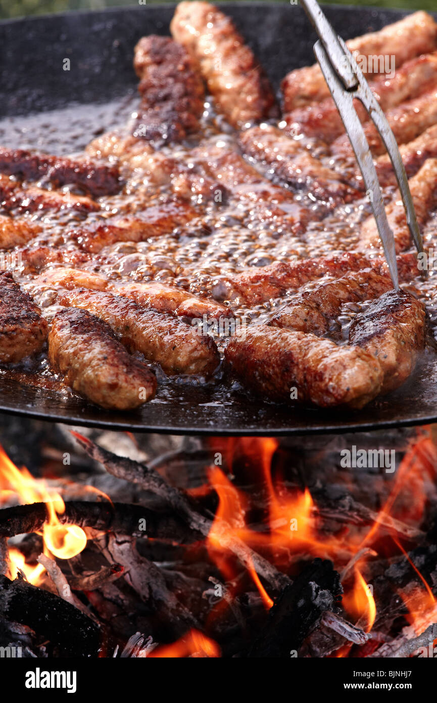La cuisson de la viande hachée grillée balls on fire Banque D'Images