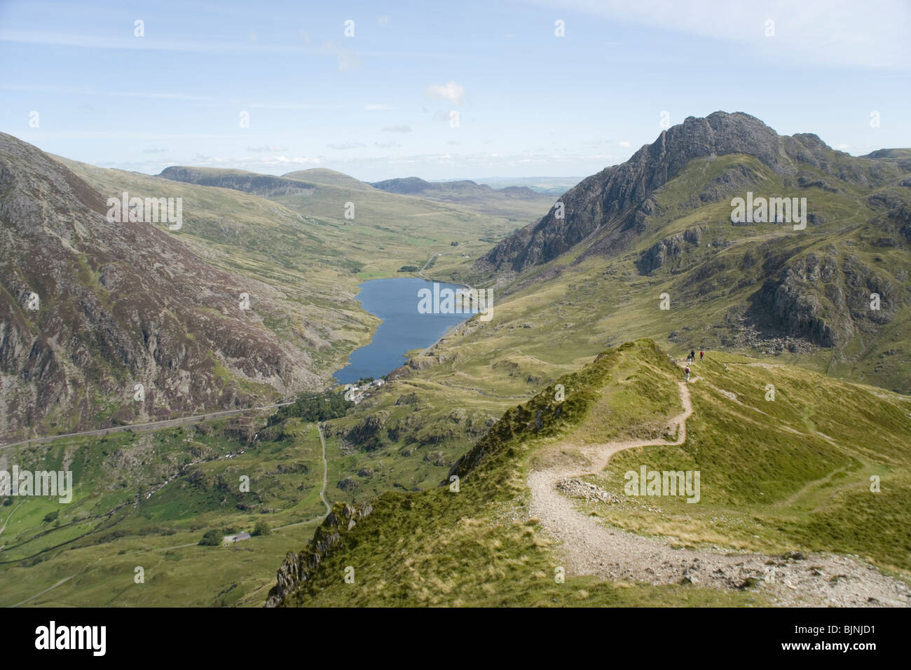 Le CWM Idwal et Llyn Ogwen depuis le sommet de la tête les marcheurs Y Garn en descente, au nord du Pays de Galles Snowdonia Banque D'Images