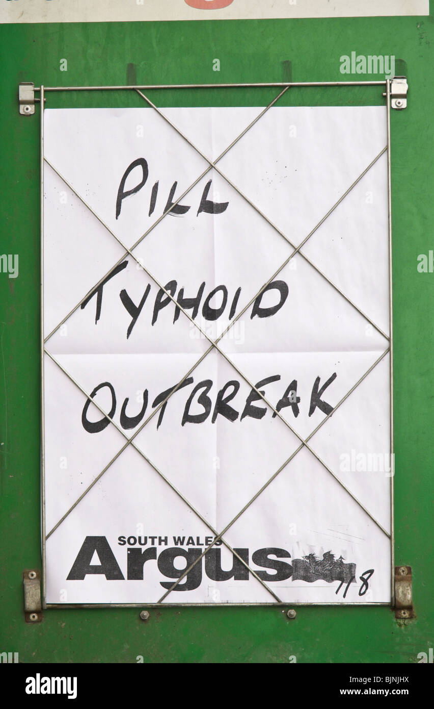 Épidémie de typhoïde pilule de journaux à propos de la typhoïde survenue en Pillgwenlly une zone multi-culturel de Newport South Wales UK Banque D'Images