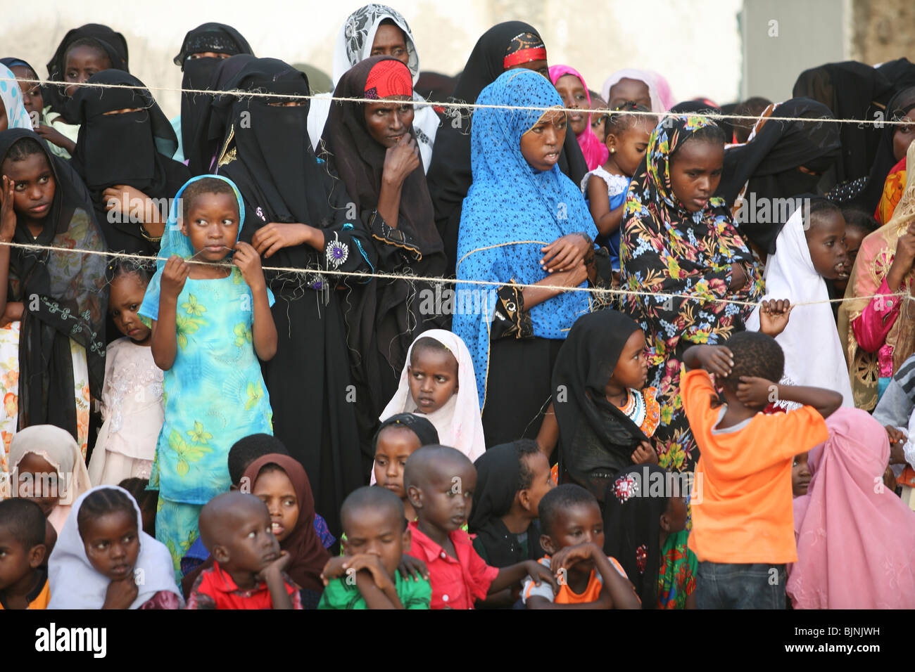 Certaines femmes Swahili portant des vêtements traditionnels en regardant les festivités traditionnelles Maulidi Banque D'Images