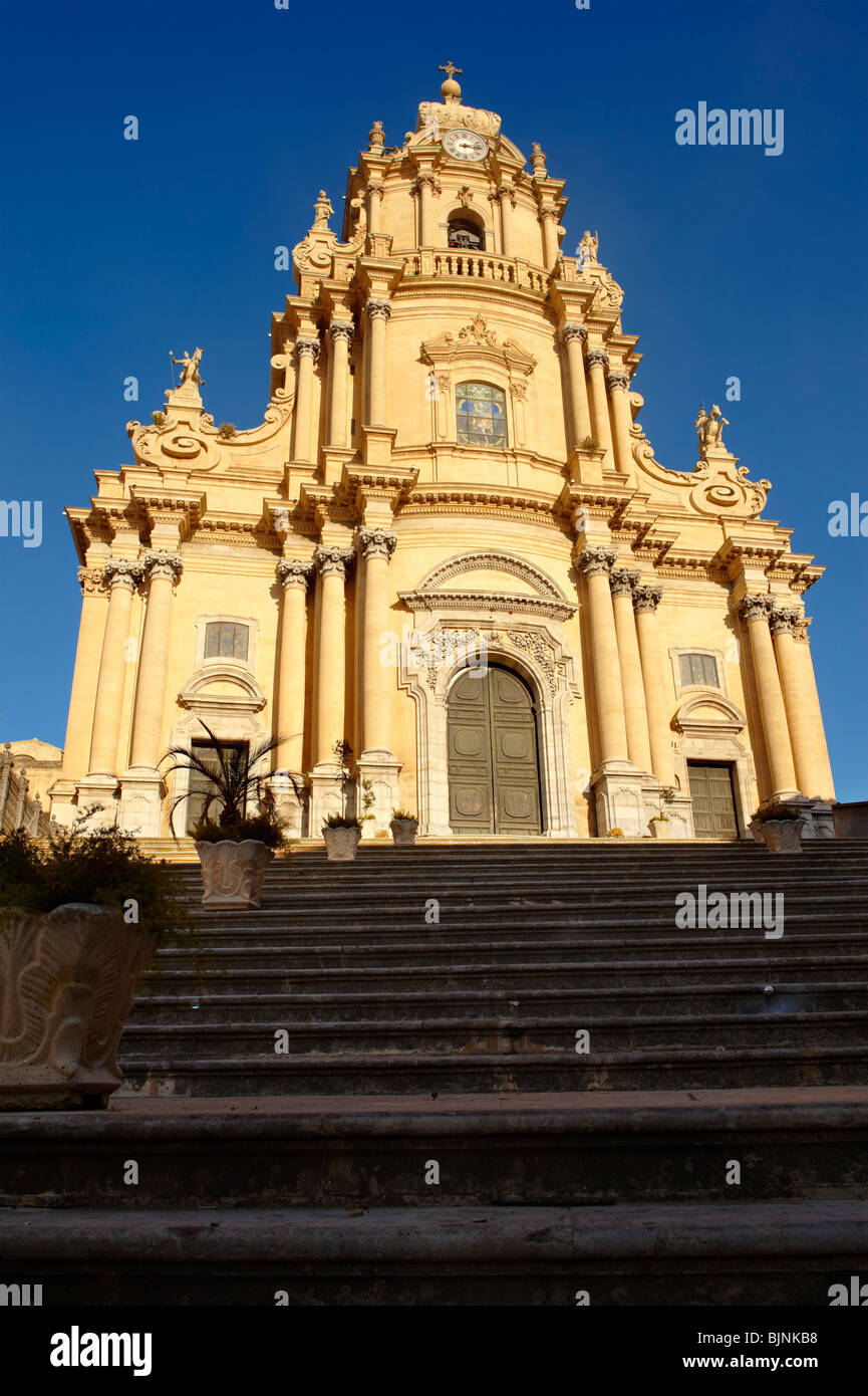 La cathédrale baroque de St George conçu par Rosario Gagliardi , Plaza Duomo, Ragusa Ibla, la Sicile. Banque D'Images