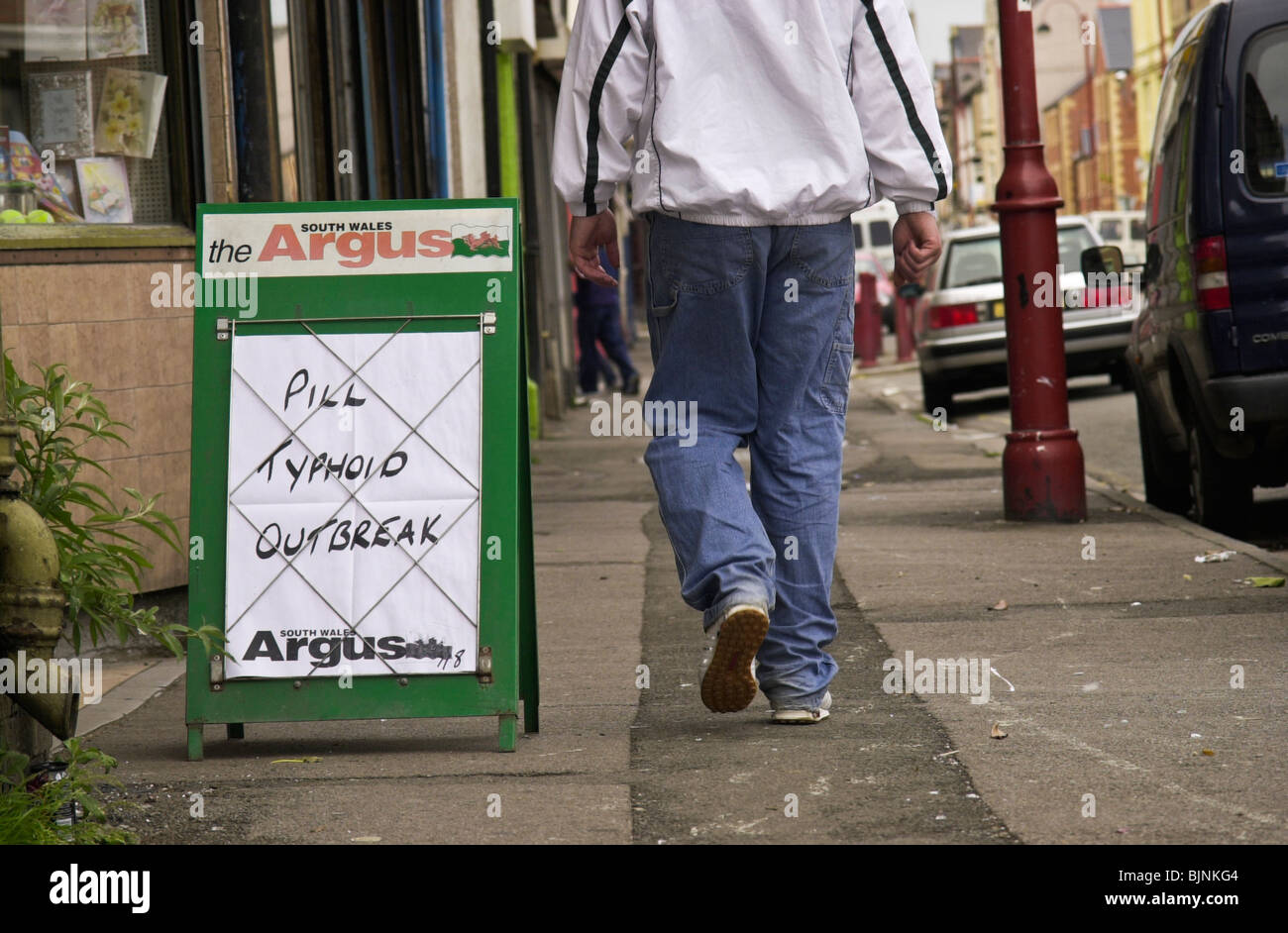 Épidémie de typhoïde pilule de journaux à propos de la typhoïde survenue en Pillgwenlly une zone multi-culturel de Newport South Wales UK Banque D'Images