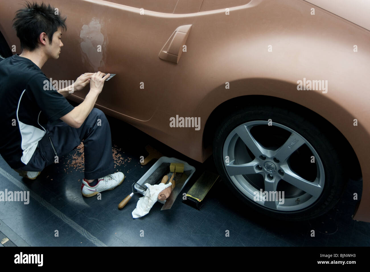 Les modélisateurs de l'argile au travail sur un modèle de l 'Nissan Fairlady Z' voiture au centre de Design de Nissan, Atsugi, au Japon, en 2010. Banque D'Images