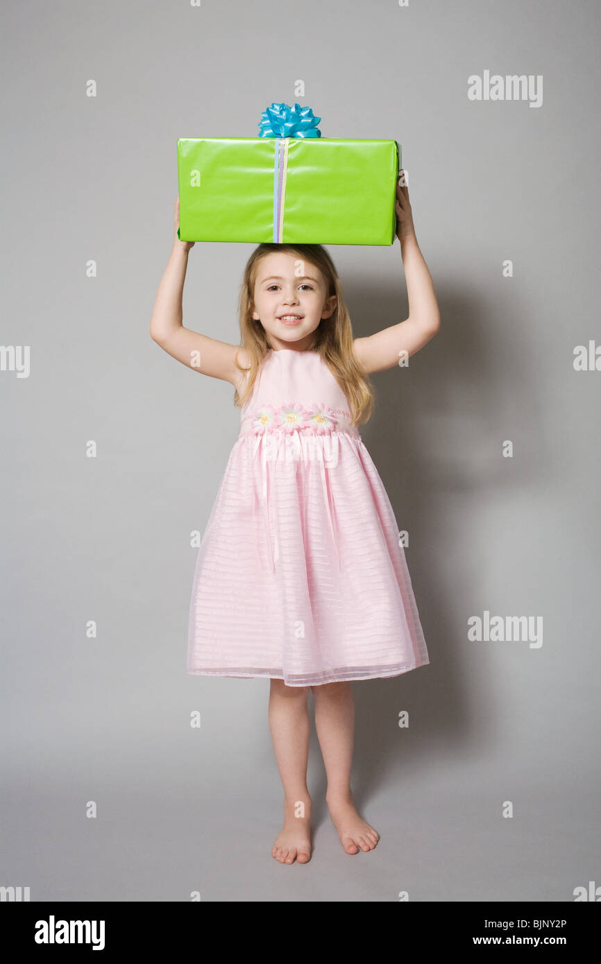Girl holding a birthday gift Banque D'Images