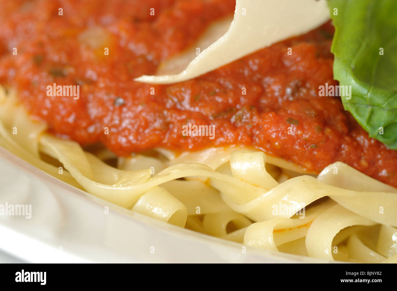 Le restaurant de pâtes avec sauce tomate et parmesan Banque D'Images