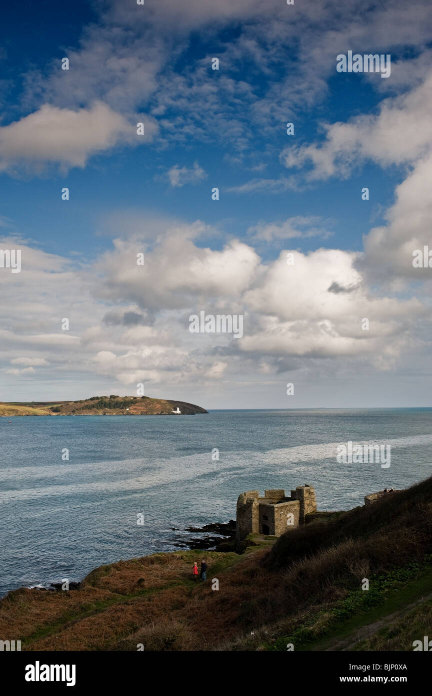 Trois personnes debout près d'une ancienne fortification surplombant l'entrée Le port de Falmouth en Cornouailles. Photo par Gordon Scamm Banque D'Images