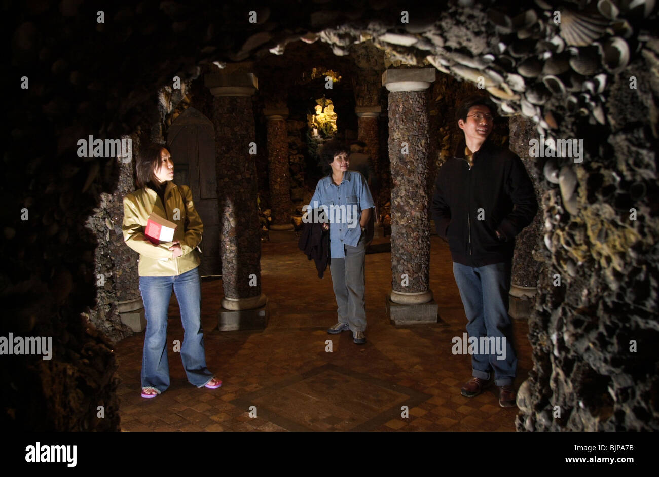 Les visiteurs et les étudiants dans le souterrain Grotte Shell en folie Goldney Hall Garden Université de Bristol South West England UK Banque D'Images