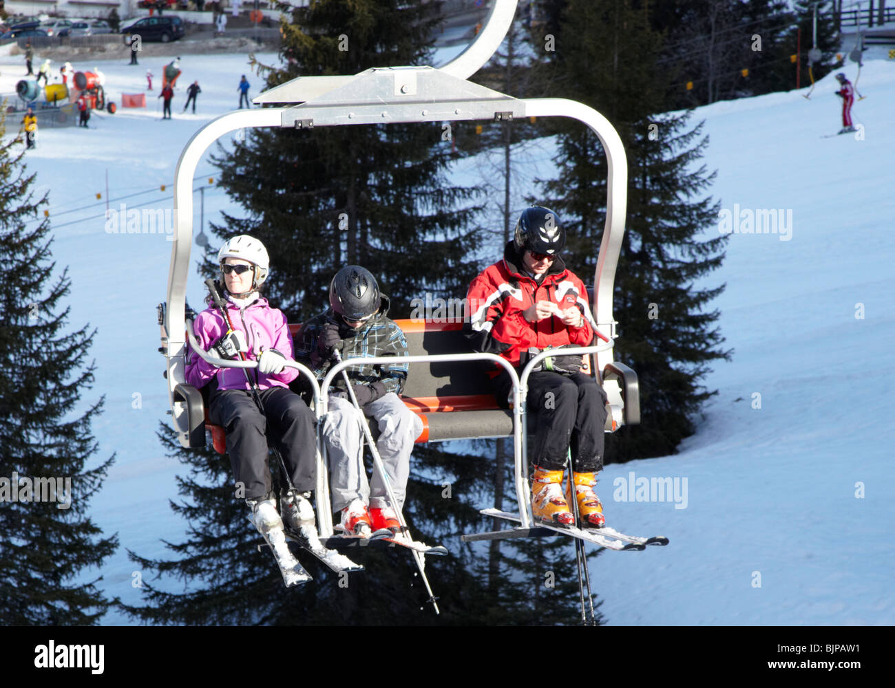 Skieurs sur un téléski de Corvara Dolomites Italie Europe Banque D'Images