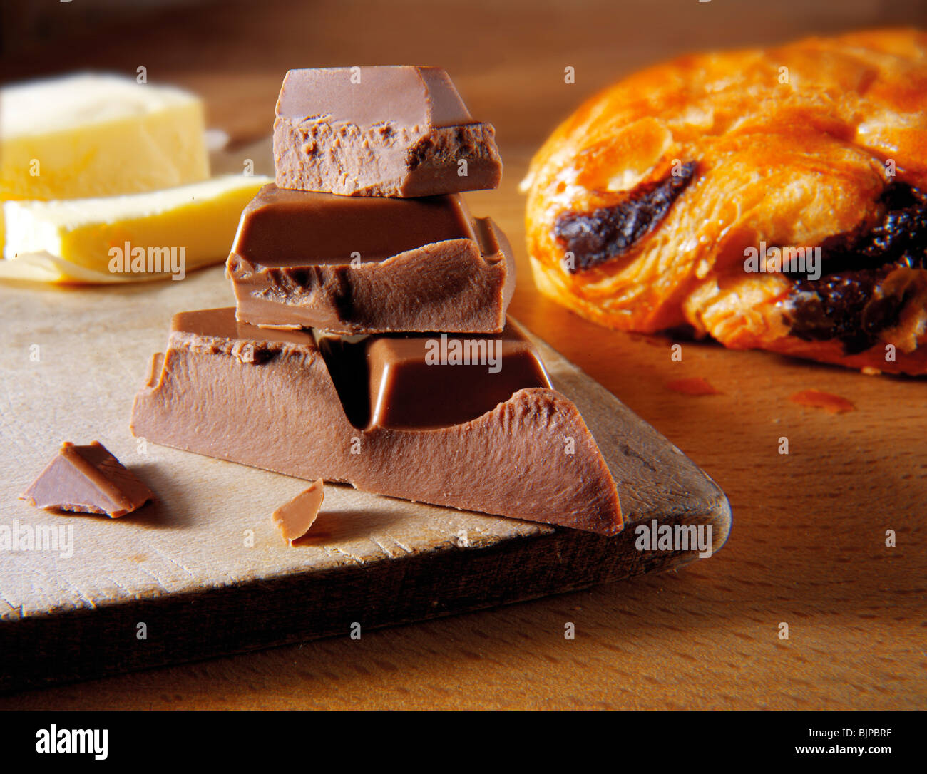 Pièces en chocolat avec un pain au chocolat. Photos de l'alimentation Banque D'Images