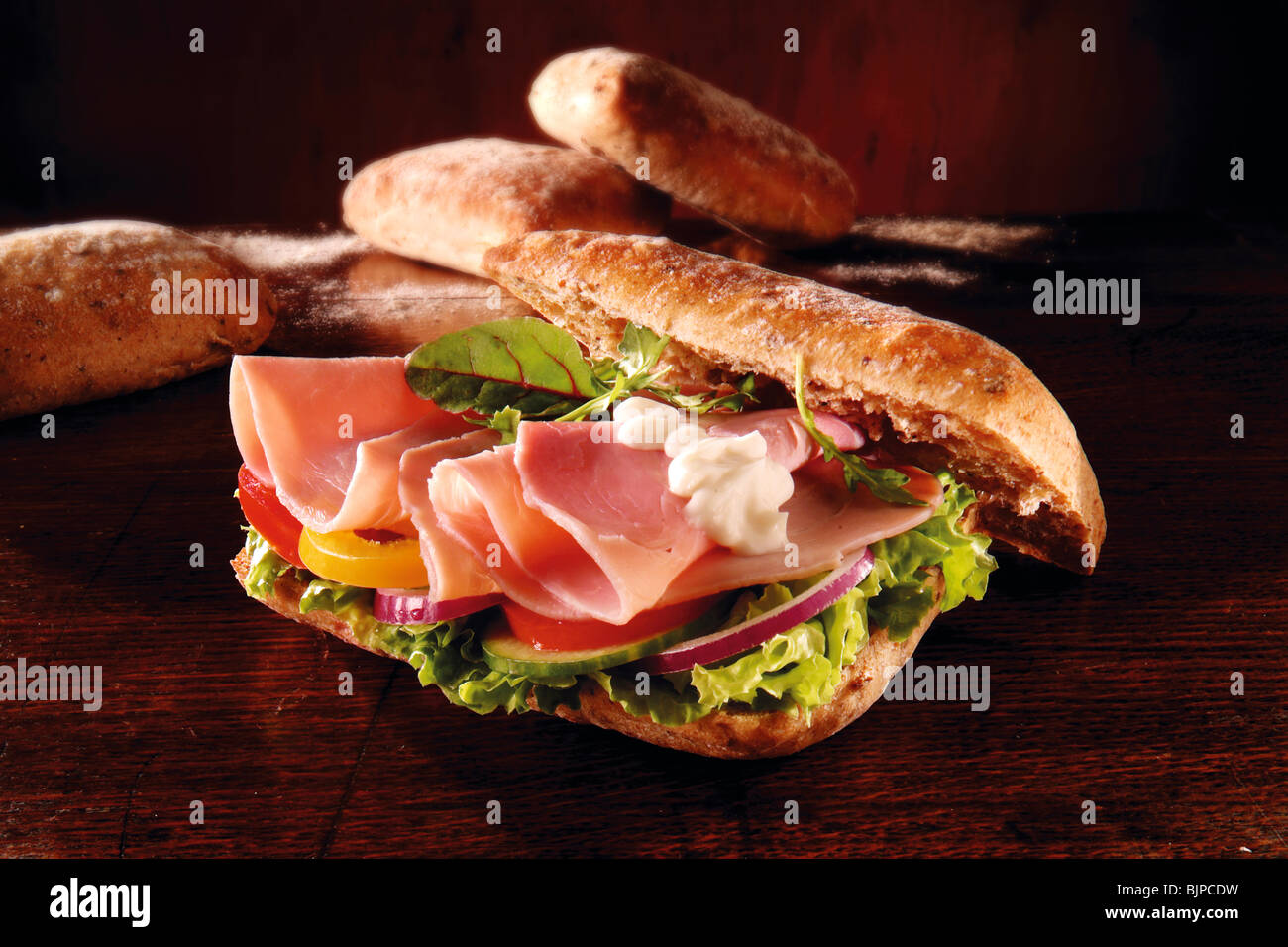 Salade de jambon et chiabatta sandwich. Photos de nourriture. Banque D'Images
