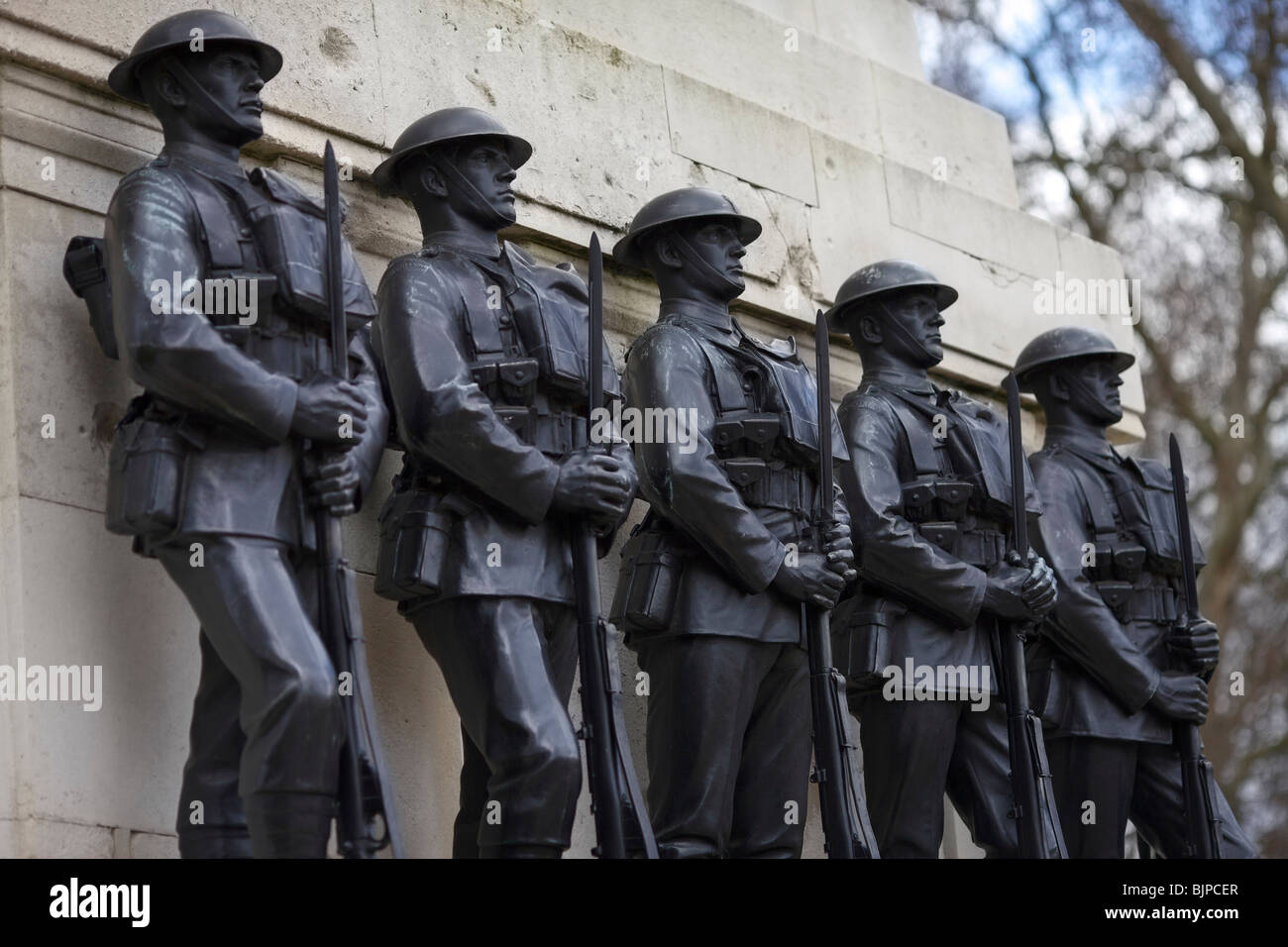 Détail de la statues de bronze de soldats sur le cénotaphe de gardes face à Horse Guards Parade à Londres Banque D'Images