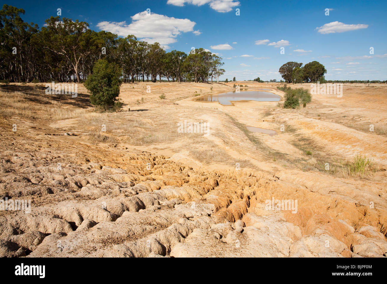 Les agriculteurs d'un point d'eau sur une ferme près de Shepperton, Victoria, Australie, presque à sec en raison de la sécheresse. Banque D'Images