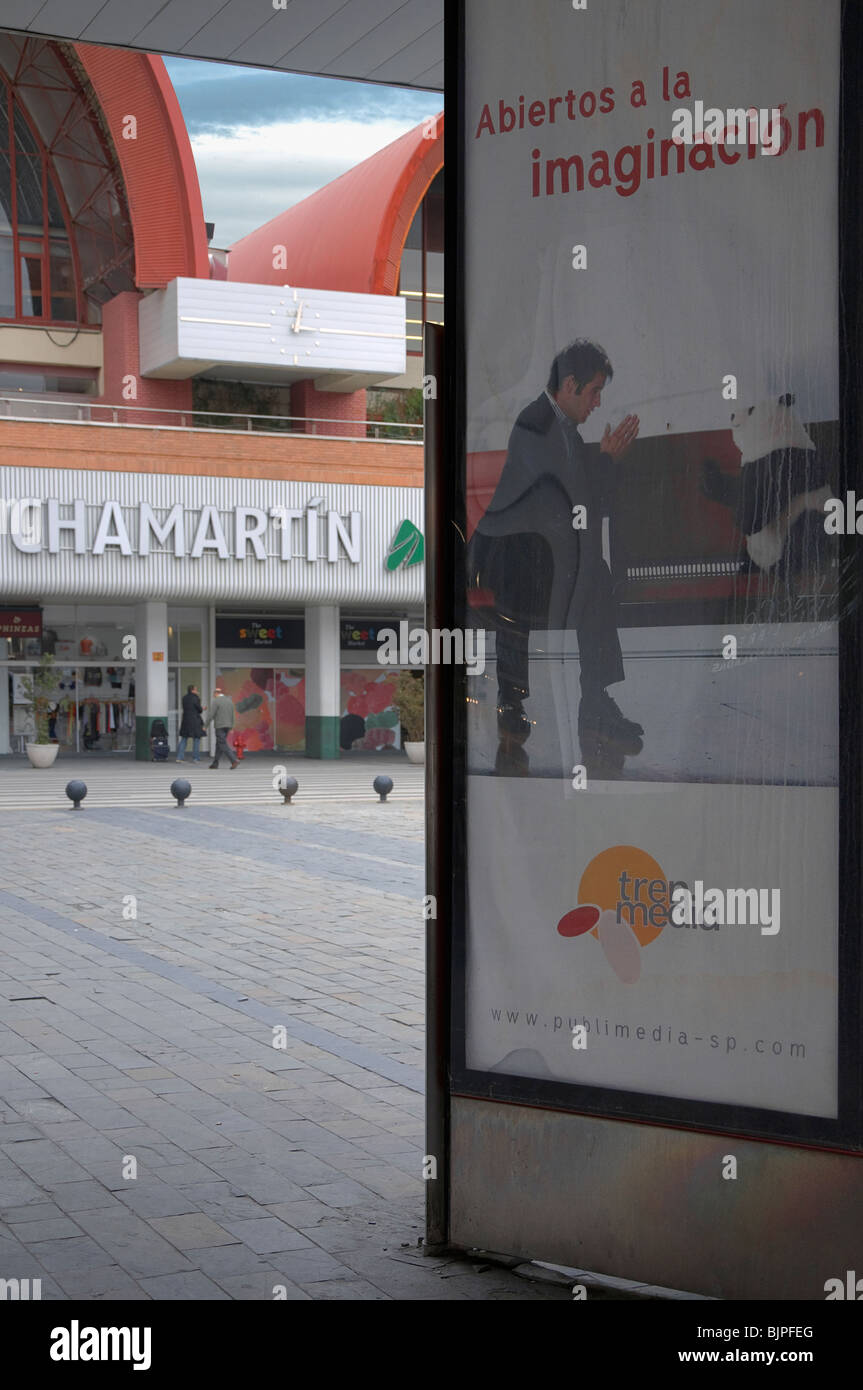 Affiche avec le slogan "ouvert à l'imagination" dans le hall d'entrée de l'ADIF de la gare Chamartin dans la ville de Madrid, Espagne Banque D'Images