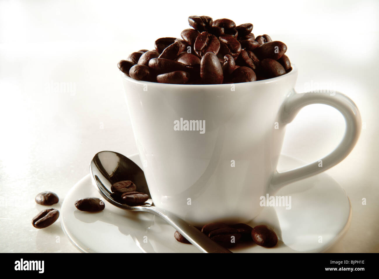 Des grains de café frais dans une tasse de café. Verre photos. Banque D'Images