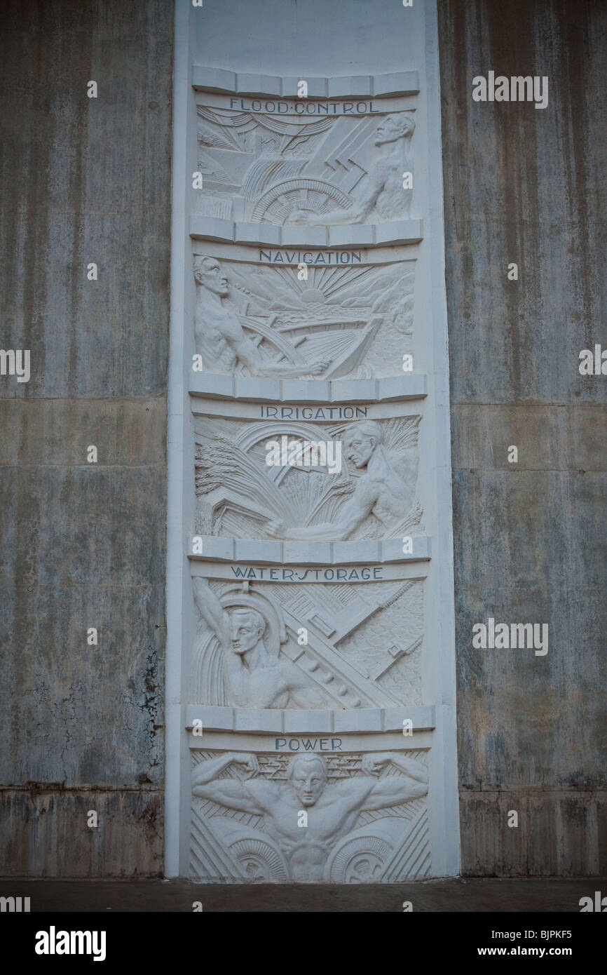 Le bas-relief de style Art déco à célébrer les avantages de l'Hoover Dam affiché sur l'ascenseur towers au Barrage Hoover Banque D'Images