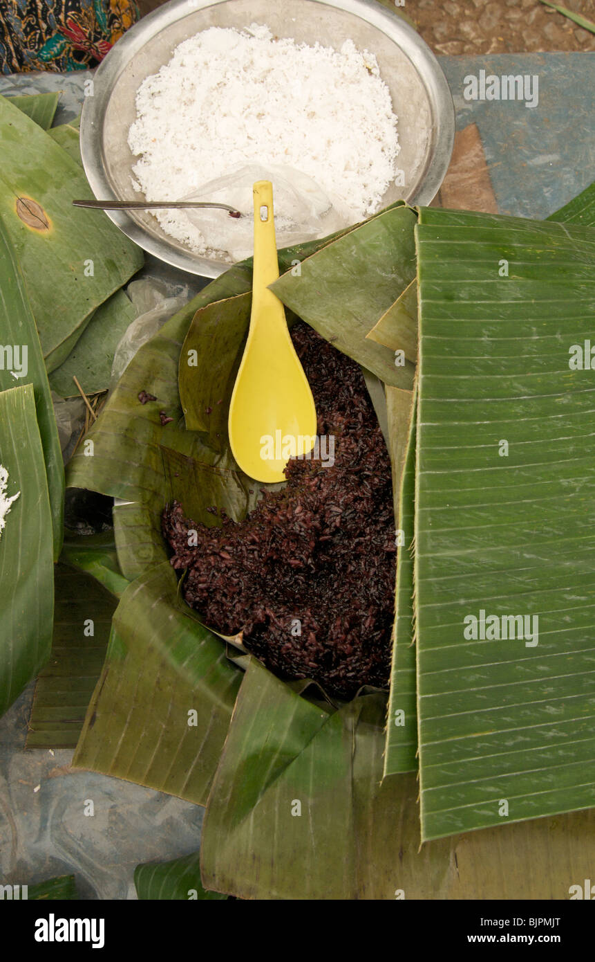 Brown de riz collant dans une feuille de bananier au marché de Luang Prabang au Laos Banque D'Images