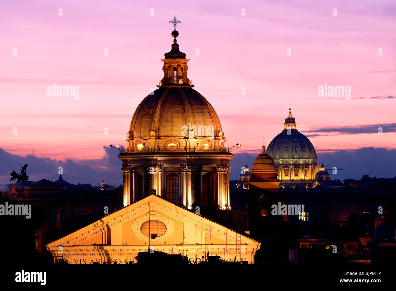 San Carlo al Corso et Saint Peter's, Rome de nuit coupoles Banque D'Images