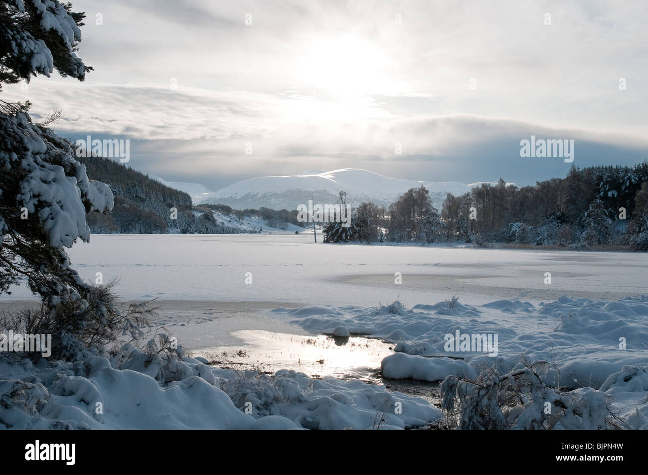 Coucher de soleil sur le lac gelé, Pityoulish Ecosse Banque D'Images