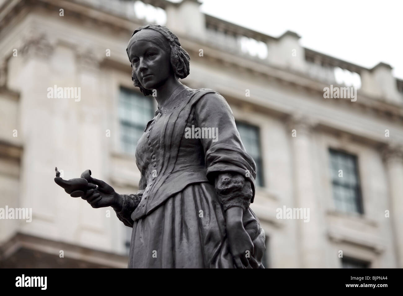 Statue de Florence Nightingale, connue comme la dame de la lampe dans la guerre de Crimée près du monument des gardes à Londres Banque D'Images