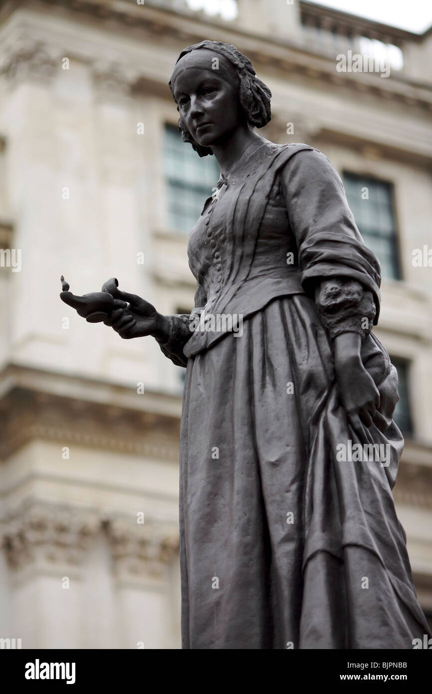 Statue de Florence Nightingale, connue comme la dame de la lampe dans la guerre de Crimée près du monument des gardes à Londres Banque D'Images