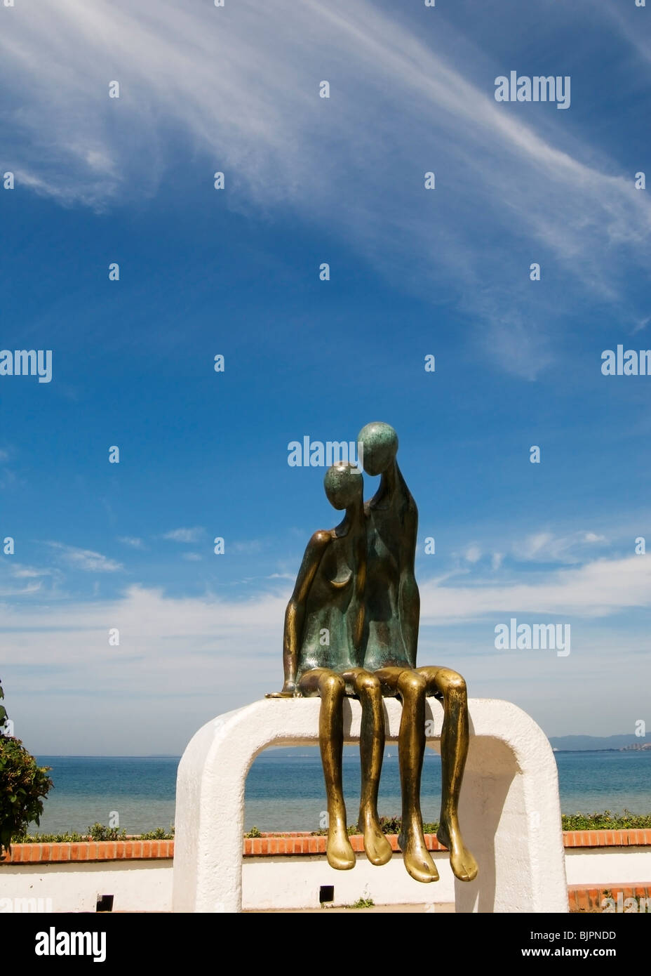 La sculpture monumentale en bronze nostalgie par Ramiz Barquet situé sur le Malecon à Puerto Vallarta au Mexique. Banque D'Images