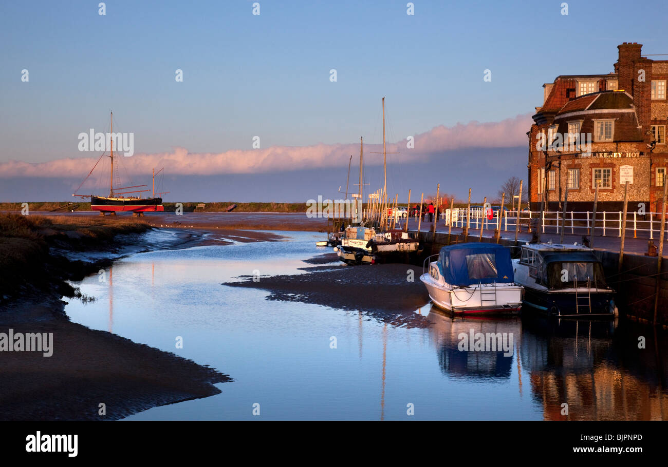 Blakeney quayside en fin d'après-midi, lumière d'hiver, Norfolk, Angleterre Banque D'Images