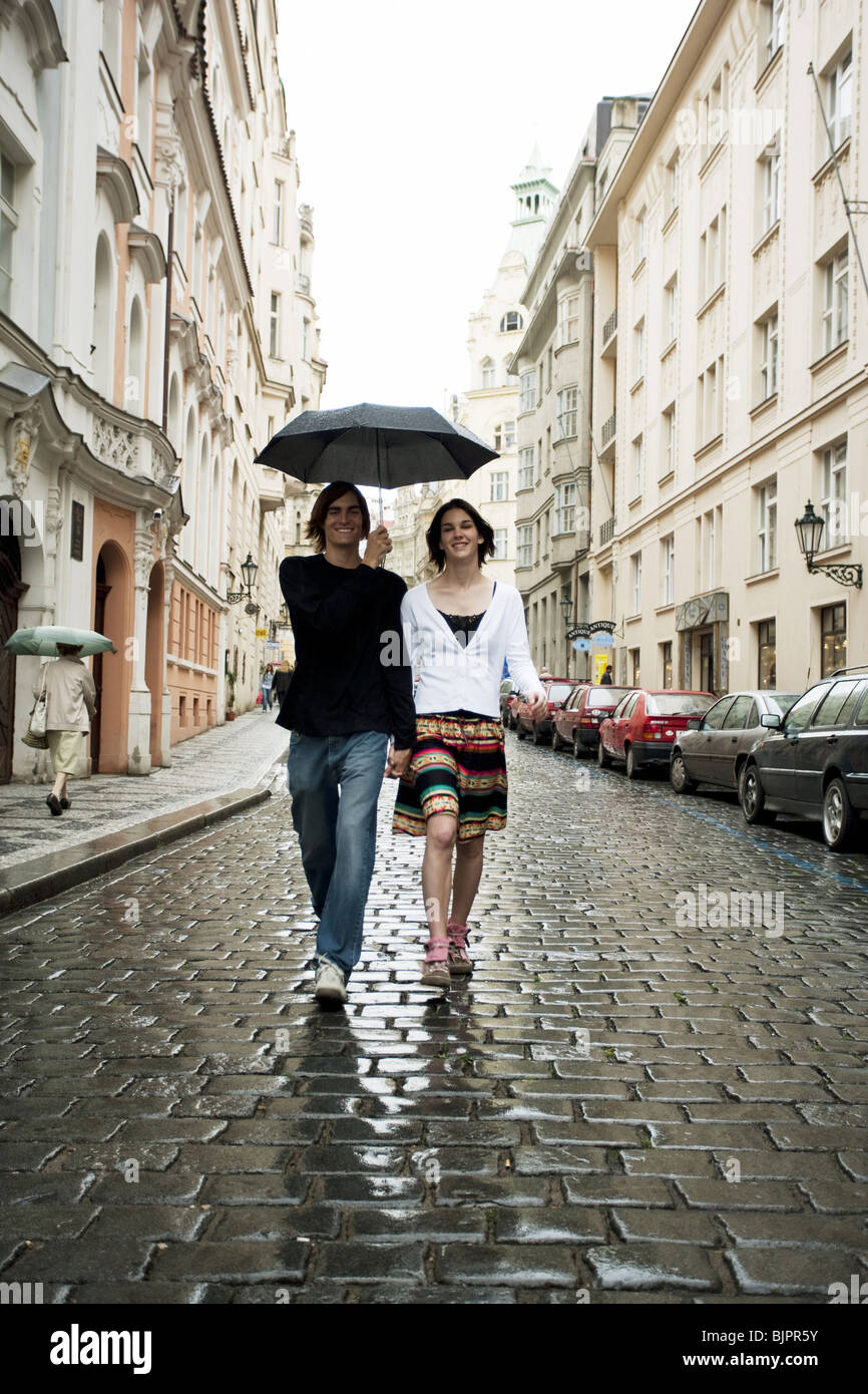 Couple dans la pluie holding hands Banque D'Images