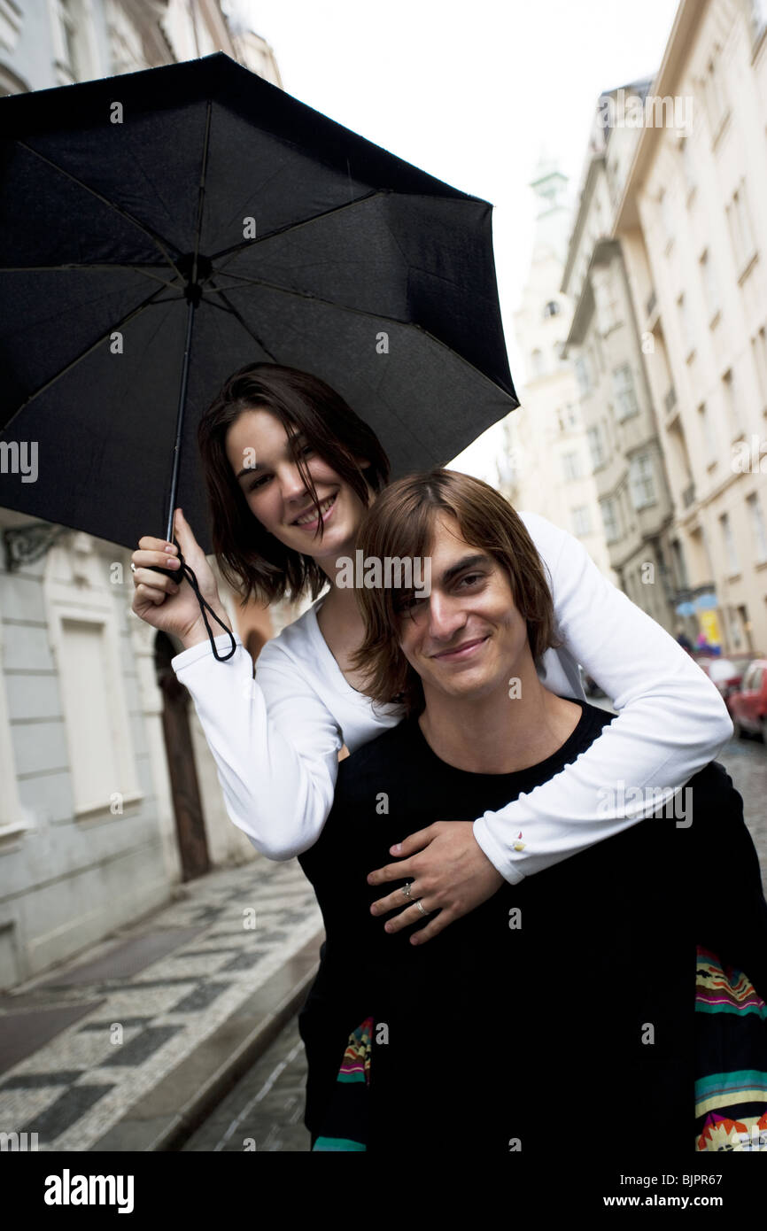 Couple avec parapluie sous la pluie Banque D'Images