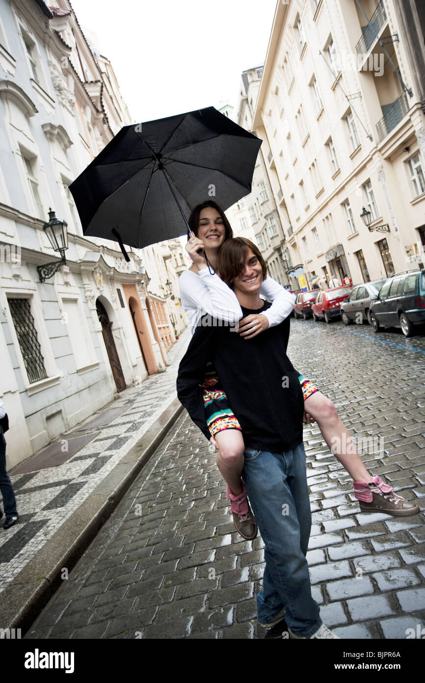 Couple avec parapluie sous la pluie Banque D'Images