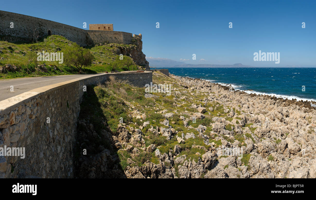 Rethymnon Fortezza et murs de montagnes Blanches lointain Banque D'Images