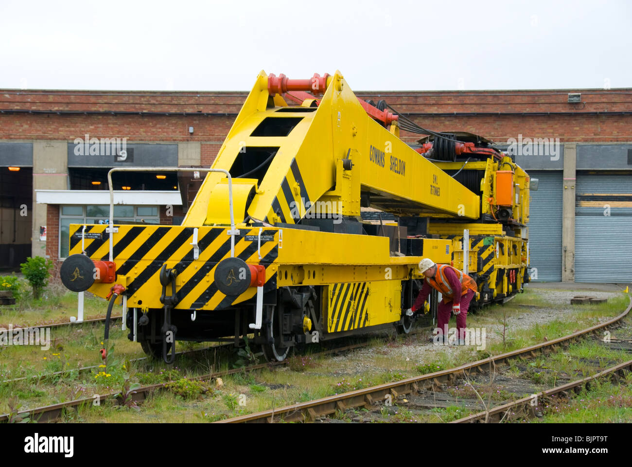 Cowans Sheldon 75 tonnes grue rail foc la béquille avec la flèche de la soulager arrimés sur le bogey. Teeside, UK Banque D'Images