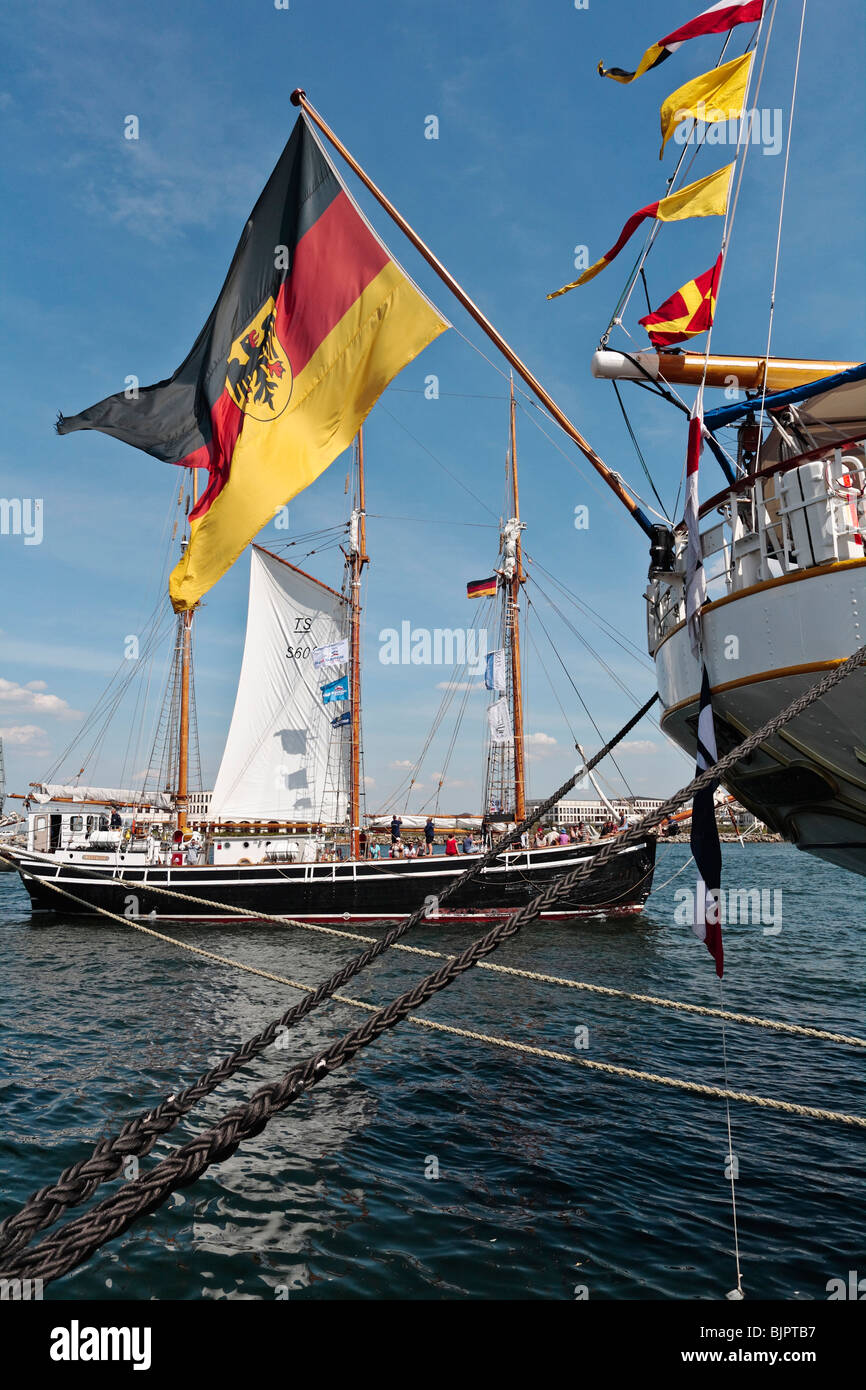 Pavillon de l'Allemagne, bateau à voile, vue sur le Hohe Duene, beach resort, Warnemünde, Bavière, Allemagne, Europe Banque D'Images Pavillon de l'Allemagne, bateau à voile, vue sur le Hohe Duene, beach resort, Warnemünde, Bavière, Allemagne, Europe Banque D'Images