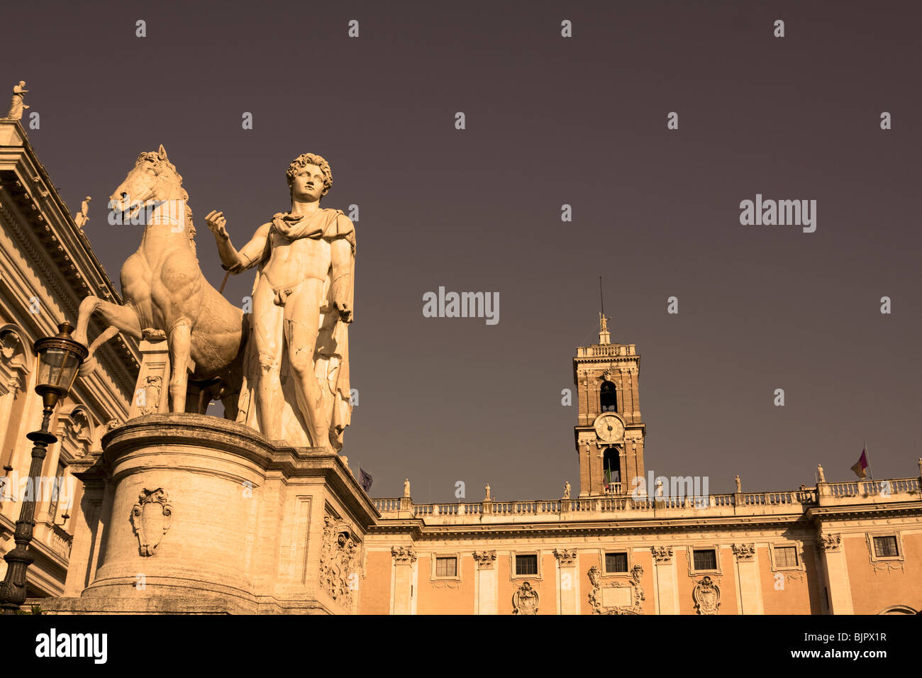 Statue en marbre (Dioscures : Marc Lacelle e Polluce) à Piazza del Campidoglio, Rome, Italie Banque D'Images