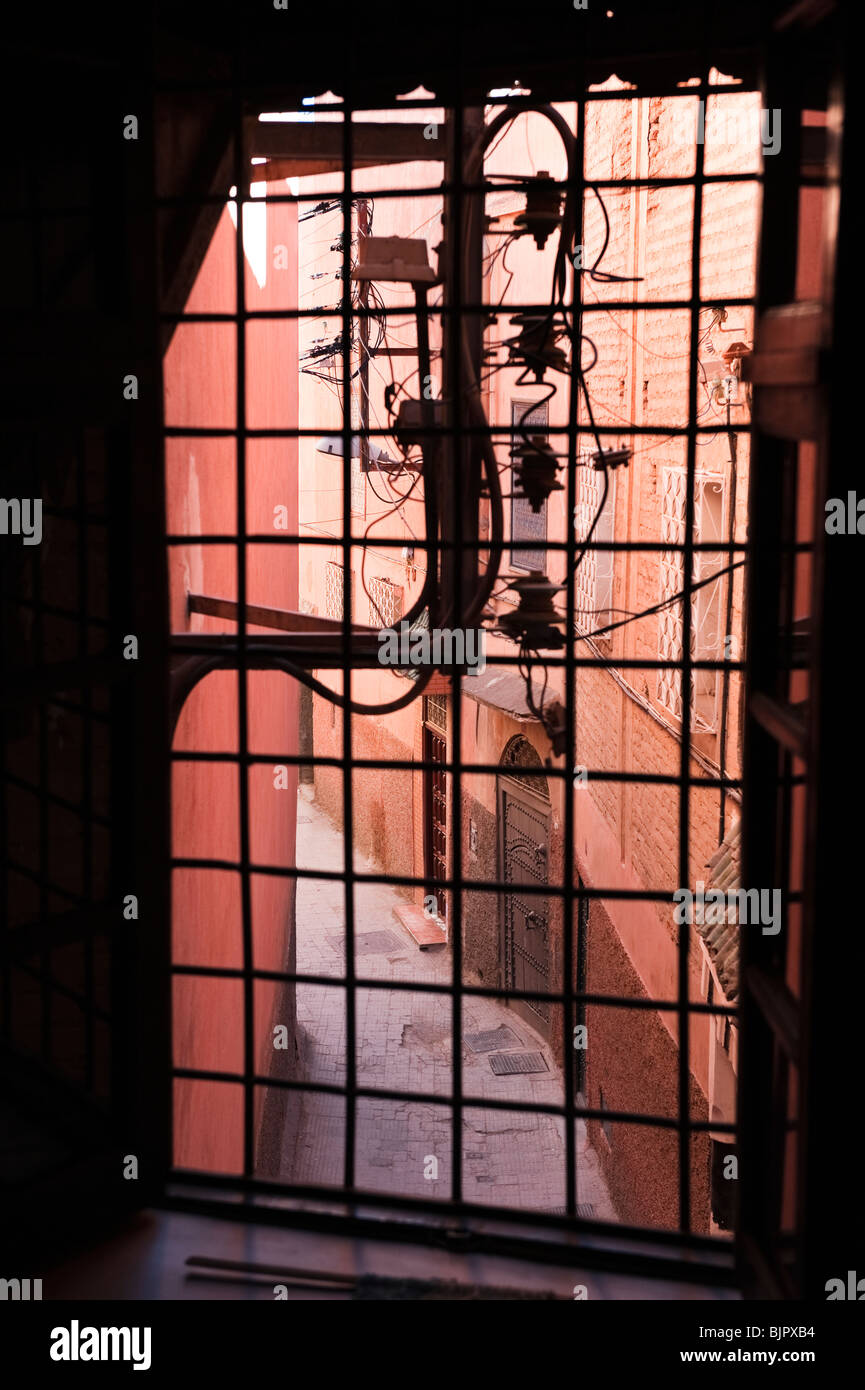 Ruelle dans la médina de Marrakech vue par la fenêtre avec les volets Banque D'Images