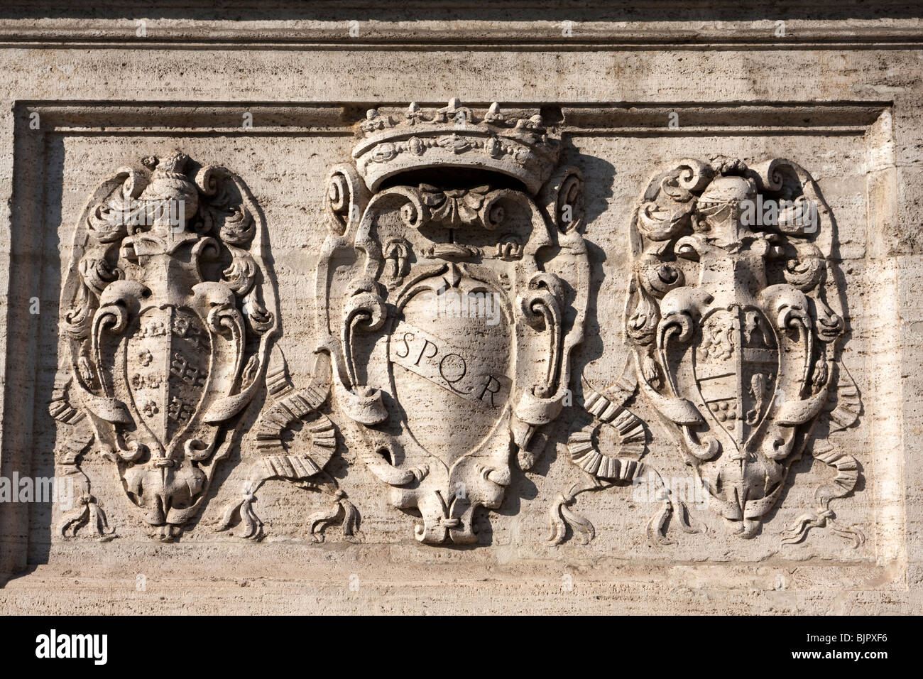 Inscription SPQR initiales de l'expression Senatus Populusque Romanus signifiant le Sénat et le peuple de Rome, Italie Banque D'Images