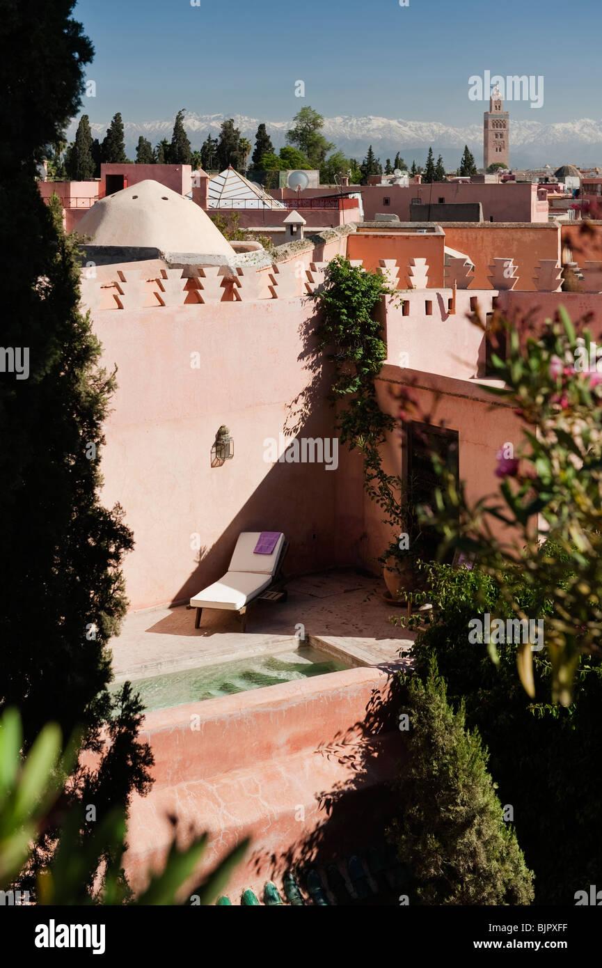 Vue sur une terrasse située sur le toit de la médina de Marrakech avec Atlas dans la distance Banque D'Images