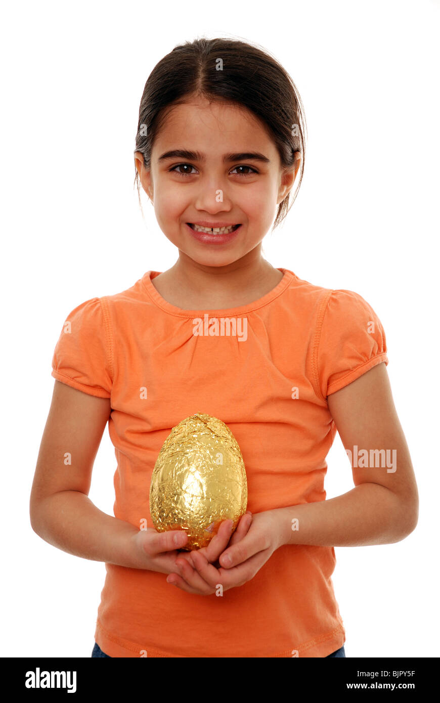 Jeune enfant tenant un oeuf de Pâques en chocolat Banque D'Images