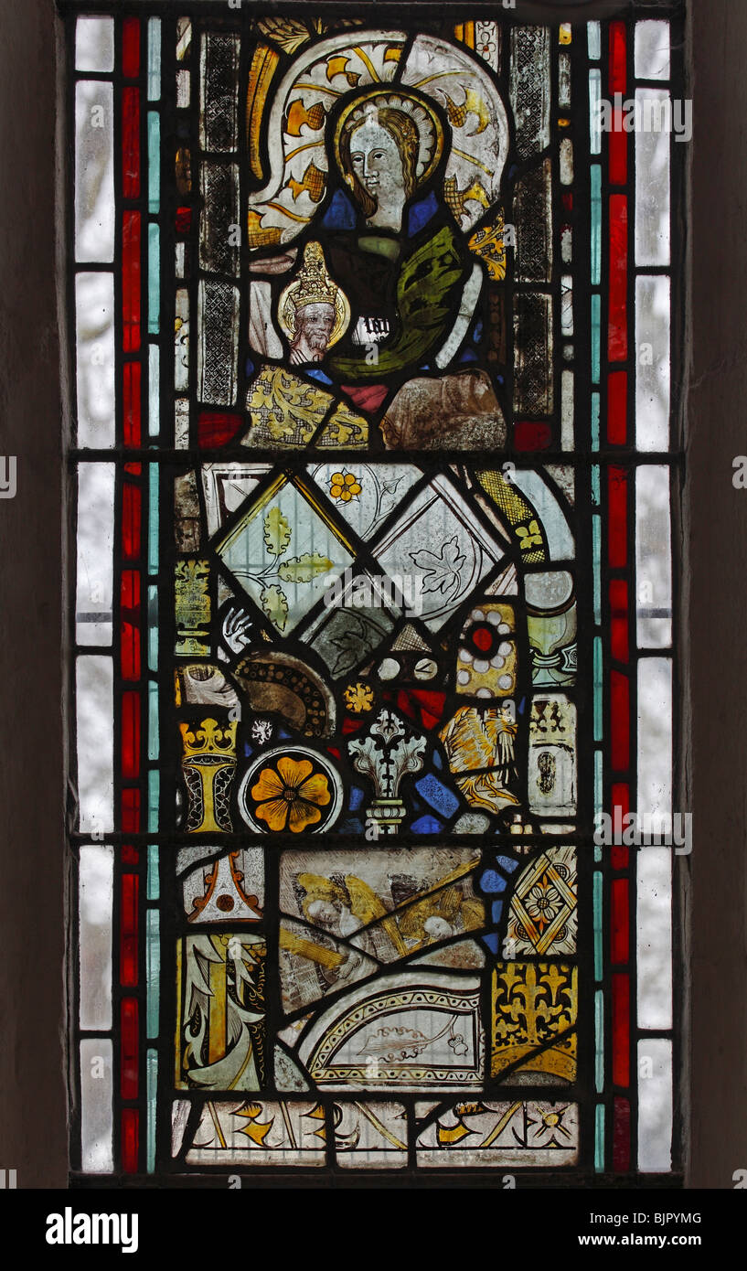 Des fragments de vitraux médiévaux re-définir dans la fenêtre moderne au St Michael et Tous les Anges, Barton Turf, Norfolk Banque D'Images