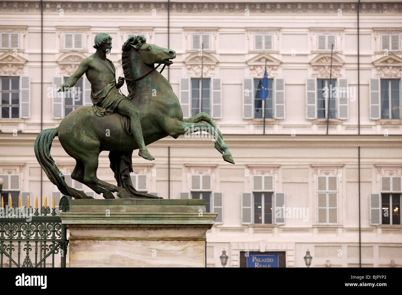 L'Italie, Piemonte, Torino, Turin, Piazza Castello, statue à l'entrée du Palais Royal Banque D'Images