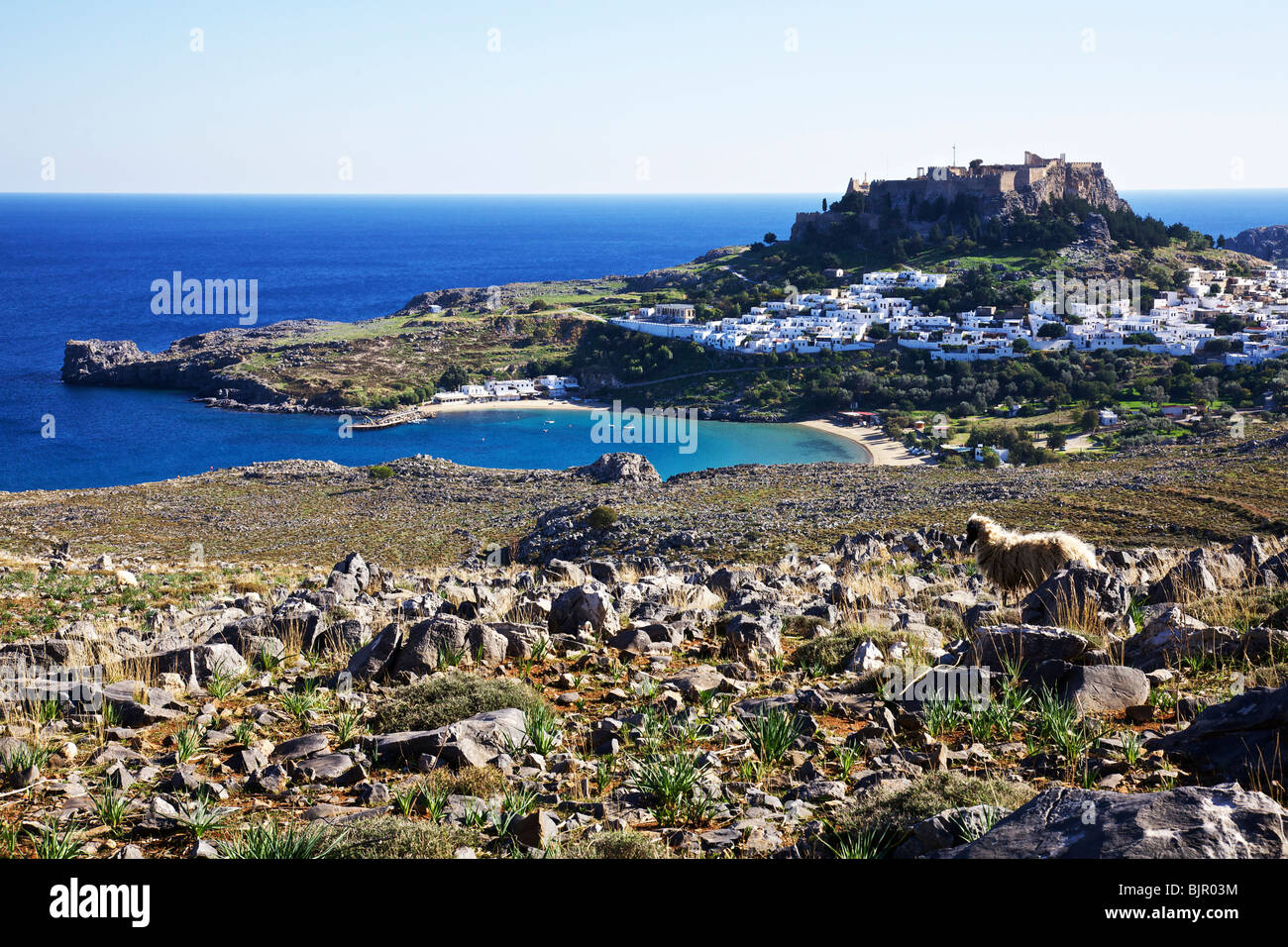 Vue sur l'Acropole et le village de Lindos. Île de Rhodes, Grèce Banque D'Images