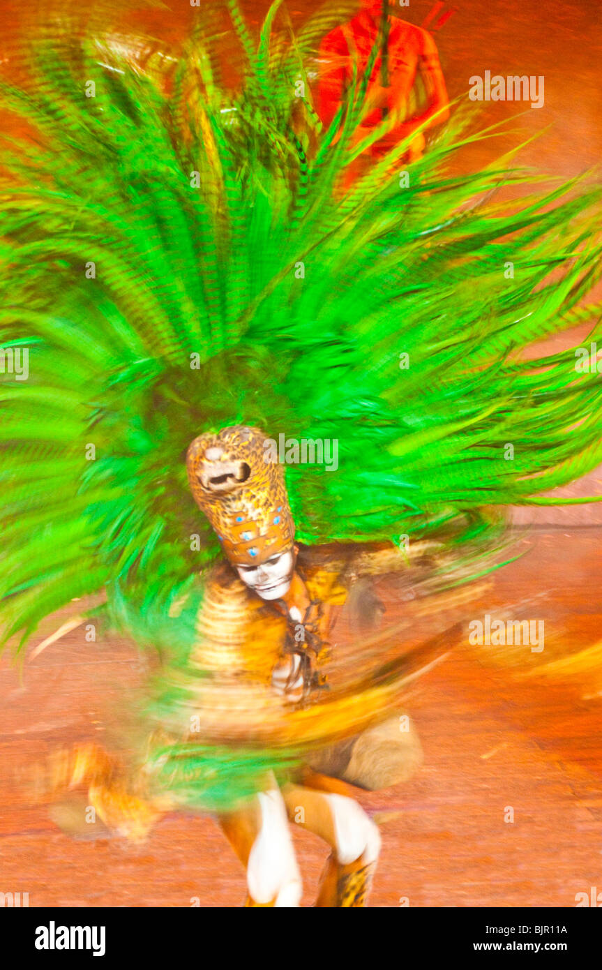 Rituel Maya interprète virevoltant en costume Rituel Maya au parc Xcaret, Riviera Maya, Mexique Banque D'Images