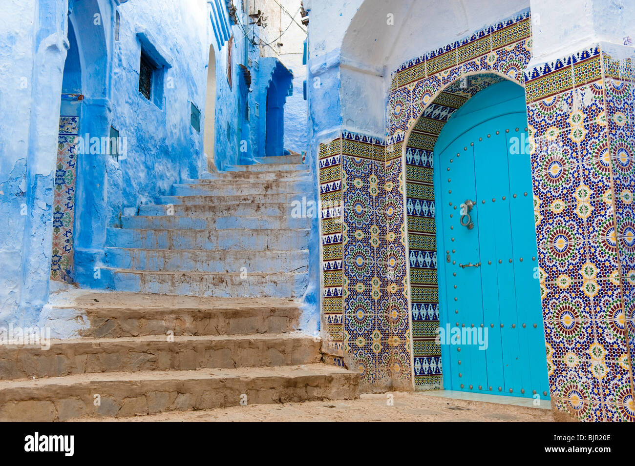 Il s'agit d'une image de la couleur bleu rues de Chefchaouen, Maroc. Banque D'Images
