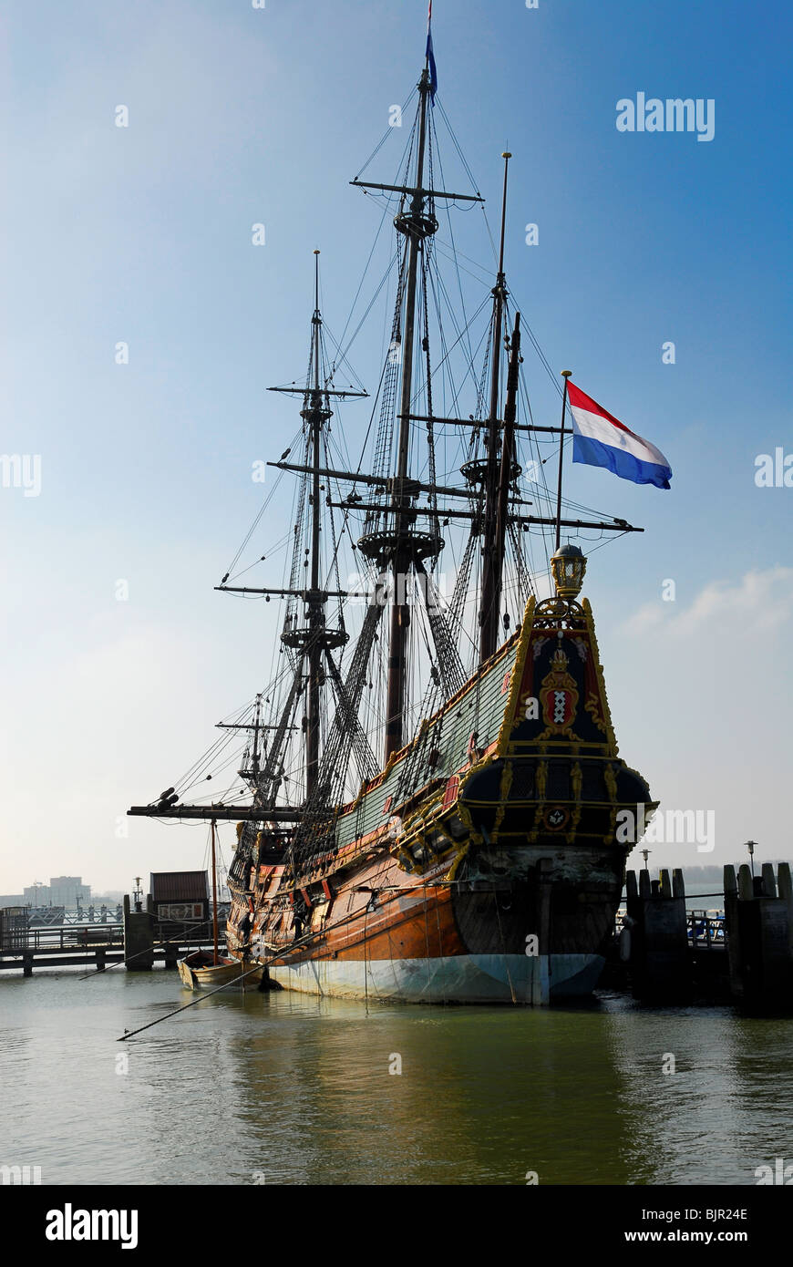 Vieux bateau dans le port de Batavia, Lelystad Pays-Bas Banque D'Images