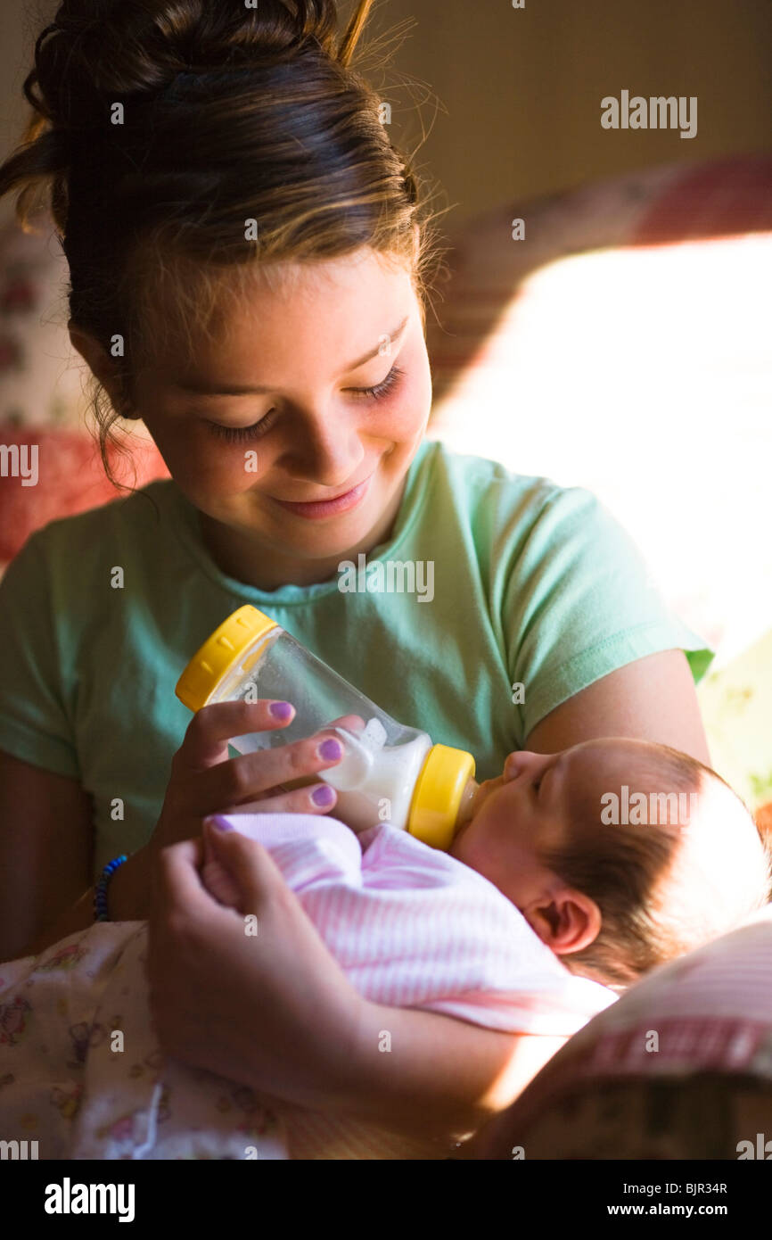 Nourrir bébé fille une bouteille Banque D'Images