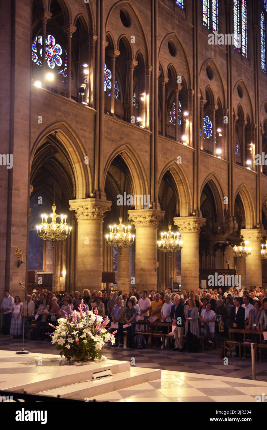 Les gens prient à l'intérieur de Notre Dame de Paris, France Banque D'Images